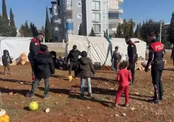 Adıyaman’da yürekleri ısıtan görüntüler! Yunus polisler, depremzede çocuklarla top oynadı