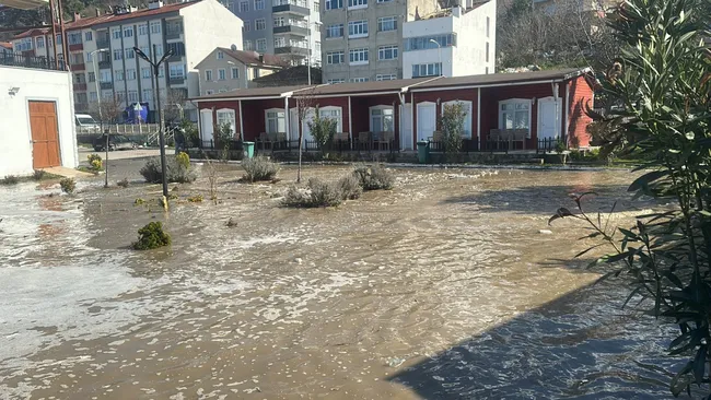 karadenizde-firtinanin-hizi-102-kilometreyi-buldu-kastamonuda-5-ilce-sular-altinda-kaldi-1711466735450.jpg Karadeniz’de fırtınanın hızı 102 kilometreyi buldu! Kastamonu’da 5 ilçe sular altında kaldı - 4