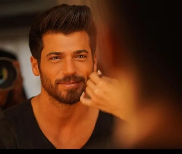 Oyuncu Can Yaman kurala uymadı | İtalya’da 400 euro’luk sosyal mesafe cezası