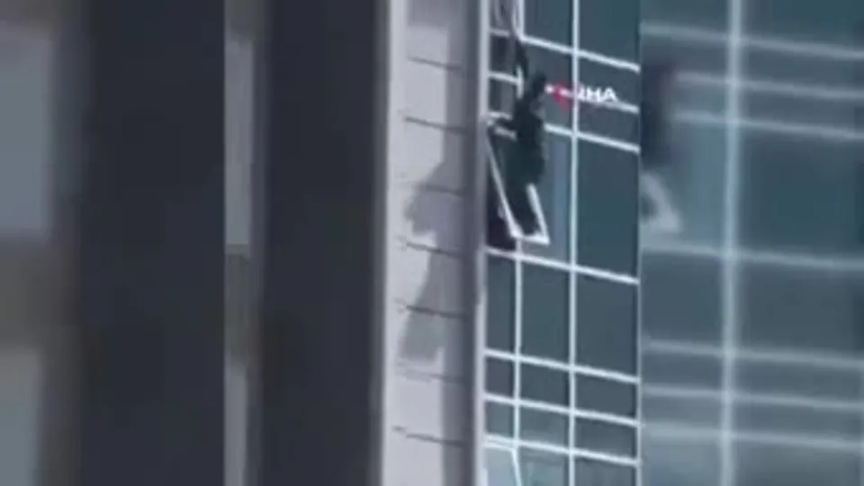 İzlerken nefesiniz kesilecek! Camda asılı kalan çocuk için hayat kurtaran müdahale