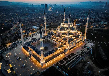 Çamlıca cami Cuma namazına hazırlanıyor