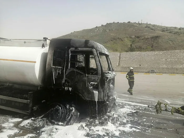 son-dakika-kirikkalede-mazot-yuklu-tanker-alev-alev-yandi-1654266806507.jpg Son dakika: Mazot yüklü tanker alev alev yandı! Kırıkkale'de korku dolu anlar - 1