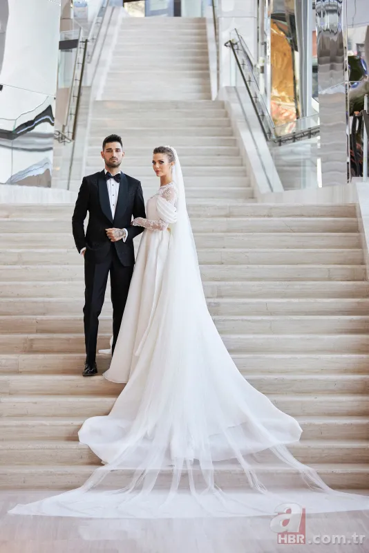 İbrahim Tatlıses'in Yasemin Şefkatli’ye taktığı takının fiyatı dudak uçuklattı 11