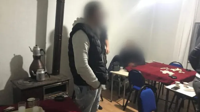 Konya’da yasağı delip eğlence merkezine gidenlere polis baskını! 46 kişiye ceza kesildi - 5