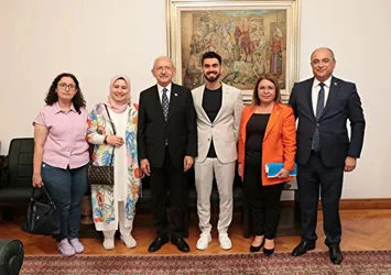 Kılıçdaroğlu makamında ağırlamıştı! FETÖ'cü hain Çetinkaya'dan Fransa'da eylem! Türkiye'ye hadsiz ithamlar...