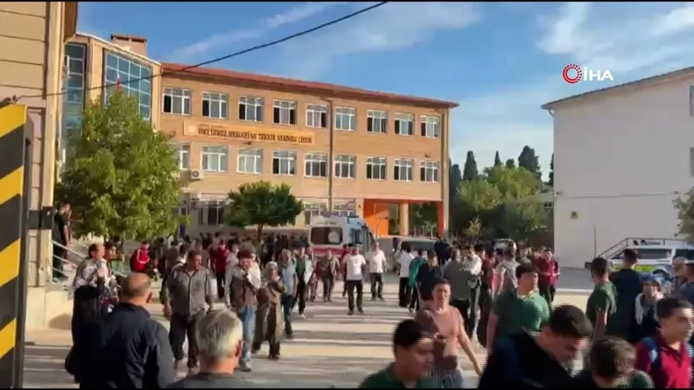 manisa-turgutluda-inci-uzmez-mesleki-ve-teknik-anadolu-lisesi-onunde-silahli-saldiri-yaralilar-var-1790056643149.jpeg Manisa Turgutlu'da İnci Üzmez Mesleki ve Teknik Anadolu Lisesi önünde silahlı saldırı! Yaralılar var - 3