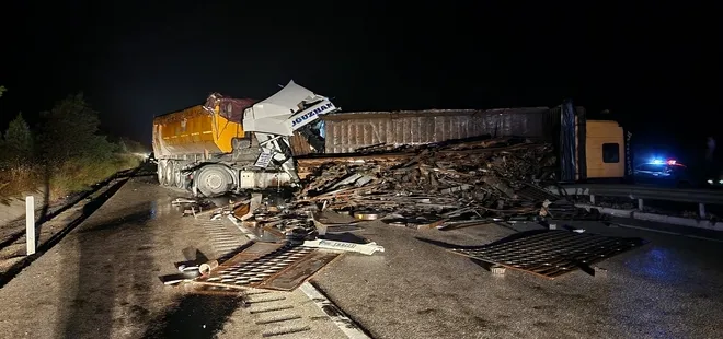 TIR önünde seyreden hurda yüklü kamyona çarptı: 2 yaralı