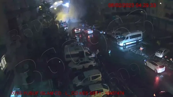 Depremin dehşet verici görüntüleri mobese kameralarına yansıdı: Bina sokağa çıkan insanların üzerine yıkıldı