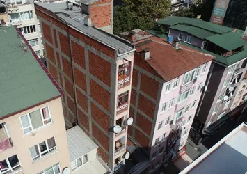 38 yıl önce yapılan 8 katlı bina ilginç mimarisiyle dikkat çekiyor