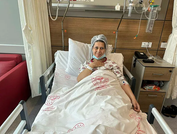 1700825144093.jpg Hastanın karnından çıkan kitle şoke etti! 50 santimetre 20 kilogram! Doktor böyle poz verdi... - 4