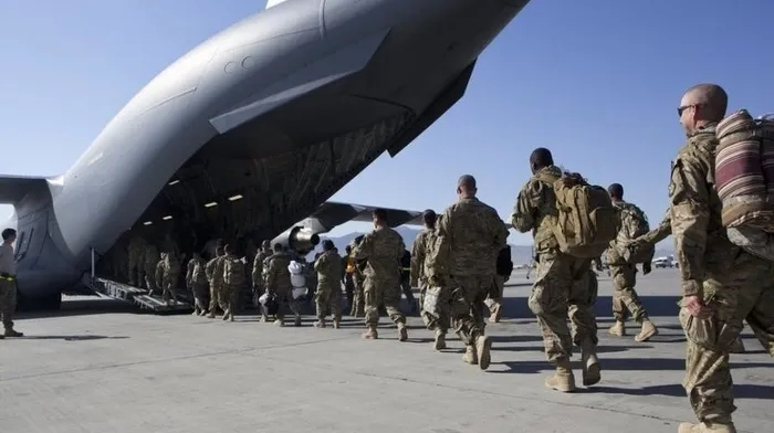 biden-afganistanda-kalan-artiklarini-toplama-pesinde-talibanla-bir-masaya-oturdu-1736328024028.jpg ABD askerleri Afganistan'dan çekilirken (Arşiv)