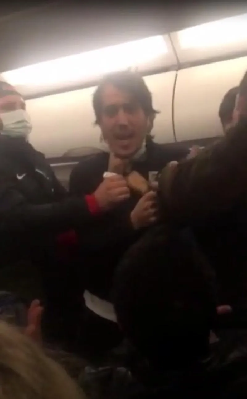 Izmir Adana Seferini Yapan Ucakta Maske Kavgasi 3 Yolcu Ile Futbolcular Birbirine Girdi