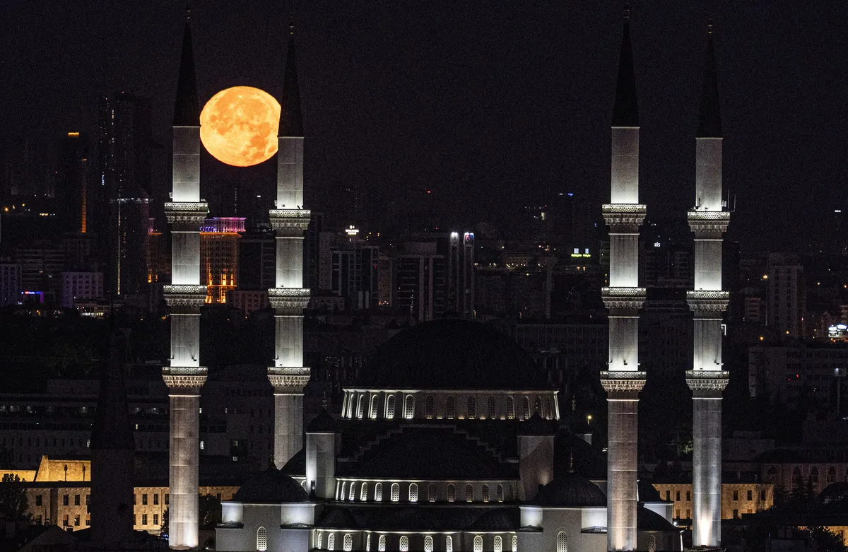 Geyik Dolunayı Türkiye semalarını aydınlattı! Anıtkabir ve Kocatepe Camisi ile aynı karede - 1