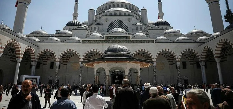BİNLERCE KİŞİ ÇAMLICA CAMİİ'NDE