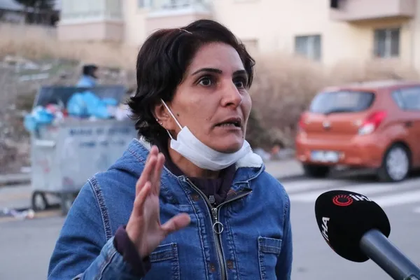 mamakta-13-yasindaki-kiza-taciz-etmeye-kalkisan-sahsa-meydan-dayagi-1638514606691.jpg Mamak’ta 13 yaşındaki kızı taciz etmeye kalkışan şahsa meydan dayağı - 4
