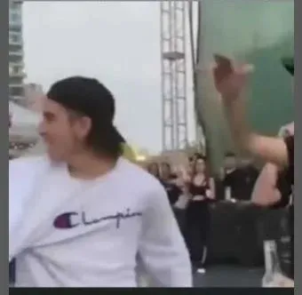 Rap konserinde ortalık karıştı! Güvenlik tanımayınca yaka paça sahneden indirdi - 4