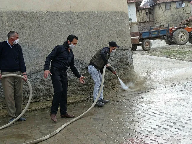 Kütahya’da köylüler koronavirüse karşı sokaklarını termal suyla yıkıyorlar - 1
