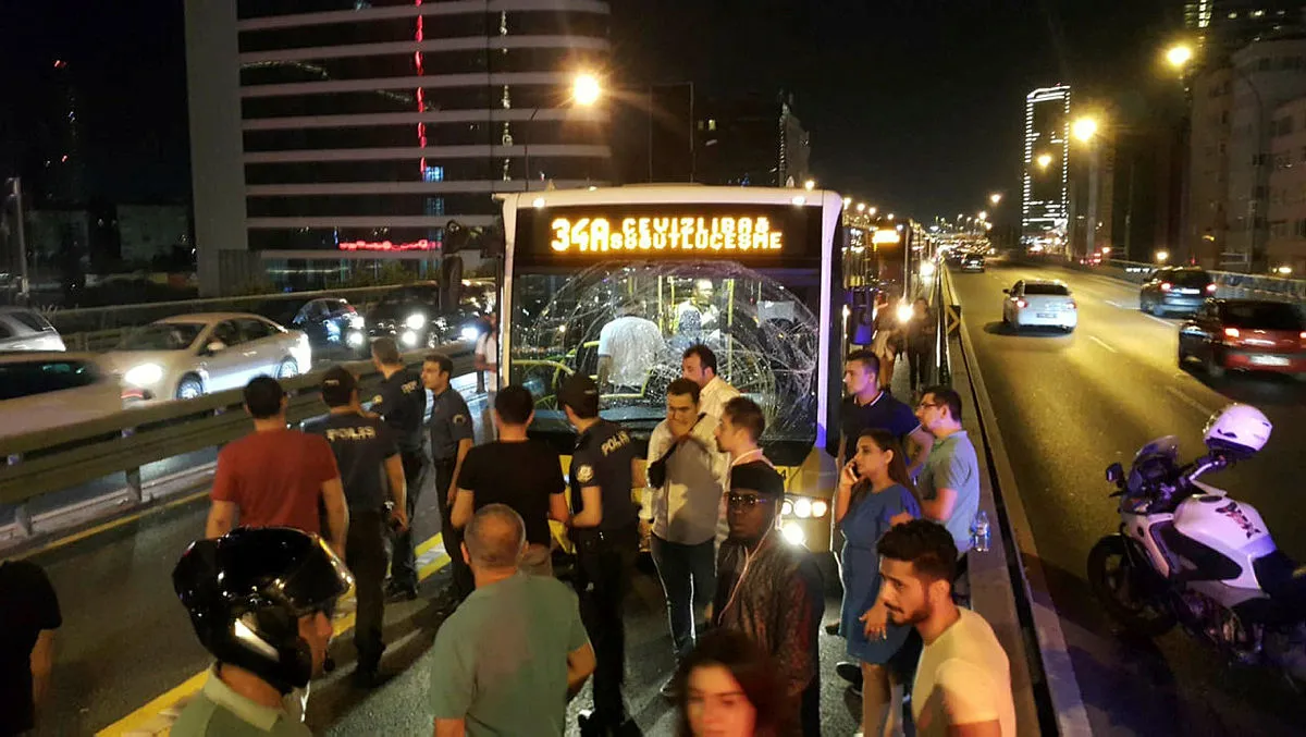 Mecidiyeköy'de metrobüs kazası