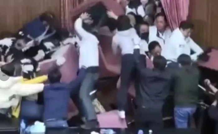 Tayvan Parlamentosu’nda yüksek gerilim! Asya ülkesi Tayvan’da reform kavgası