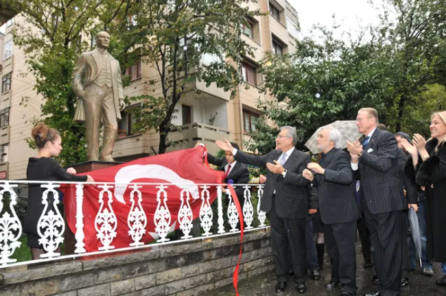 Yıllarca "Atatürk" adıyla duyar kasan Müjdat Gezen 120 milyonu görünce büstünü bile demirbaş diye kulübe sattı! - 6