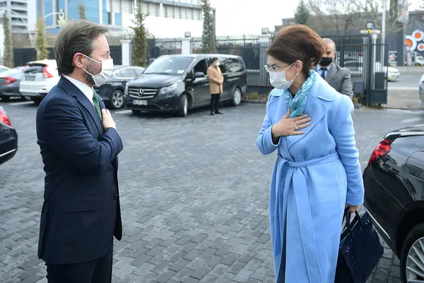 İletişim Başkanı Altun Kazak Bakan Balayeva ile bir araya geldi