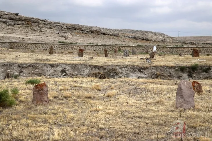 Kilometrelerce uzunlukta yarıklar oluştu! Mezarlıktaki kemikler ortaya çıktı