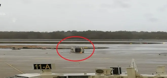 Antalya’da fırtına otobüsü devirdi!