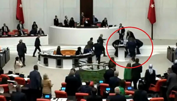 saadet-partisi-kocaeli-milletvekili-hasan-bitmez-tbmm-kursusunde-bayildi-kafasini-yere-carpti-1702380471673.jpg Saadet Partisi Kocaeli Milletvekili Hasan Bitmez TBMM kürsüsünde bayıldı! Sağlık Bakanı Koca: Entübe edilerek yoğun bakıma alındı - 1