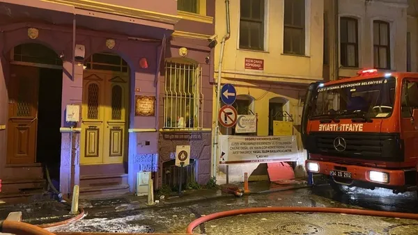 fatihte-korku-dolu-anlar-ahsap-binada-baslayan-yangin-yan-binaya-sicradi-1707700435186.jpeg Fatih'te korku dolu anlar! Ahşap binada çıkan yangın yan binaya sıçradı | Bir vatandaş canını zor kurtardı - 4