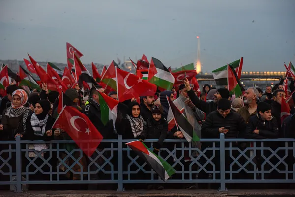 Galata Köprüsü’nde tarihi yürüyüş! Vicdanın sesi İstanbul’dan yükseldi: Bu dünya size de kalmayacak mel’unlar