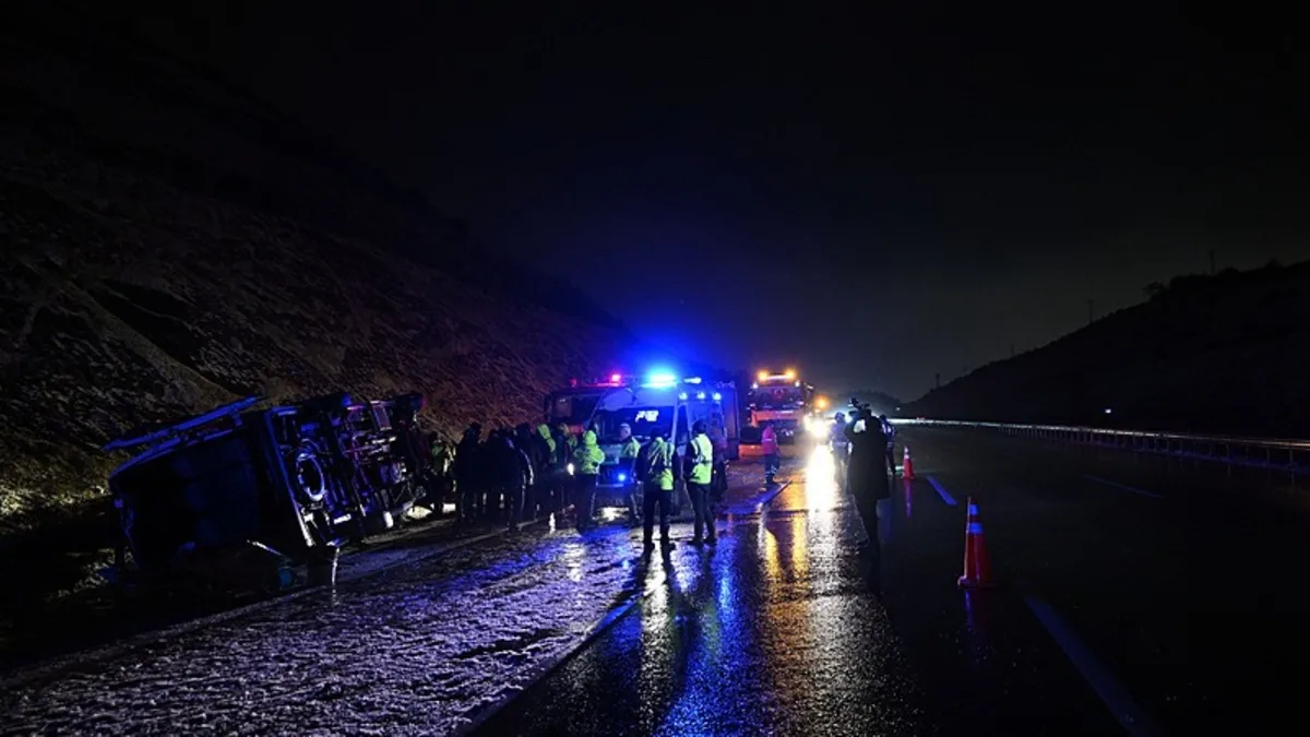 Kuzey Çevre Otoyolu'nda servis minibüsü devrildi! Çok sayıda yaralı var