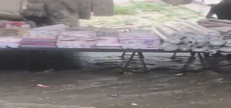 İstanbul'da şiddetli yağış! Semt pazarını sel vurdu