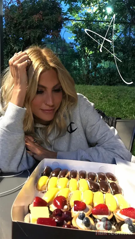 Ünlü model Çağla Şıkel ablası Berna Şıkel’i paylaştı, gören şaştı kaldı! Takipçilerinden dikkat çeken yorum “Estetiksiz Çağla” 10