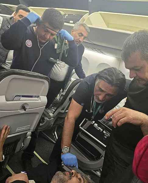 AK Partili vekil uçakta kalbi duran yolcuya müdahale etti - 1