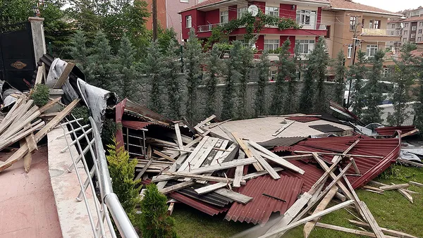 İstanbul lodosa teslim! Dev dalgalar kıyıyı dövdü! Çatı uçmalarına karşı önemli uyarı | Meteoroloji'den sarı ve turuncu kodlu uyarı - 4