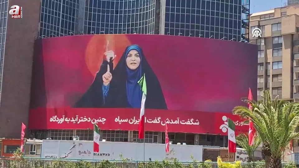 İran’da saldırı anında canlı yayında olan spikerin posteri meydana asıldı