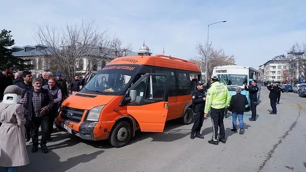 1710337391566.jpeg Erzurum'da halk otobüsü minibüsle çarpıştı: 14 yaralı - 1