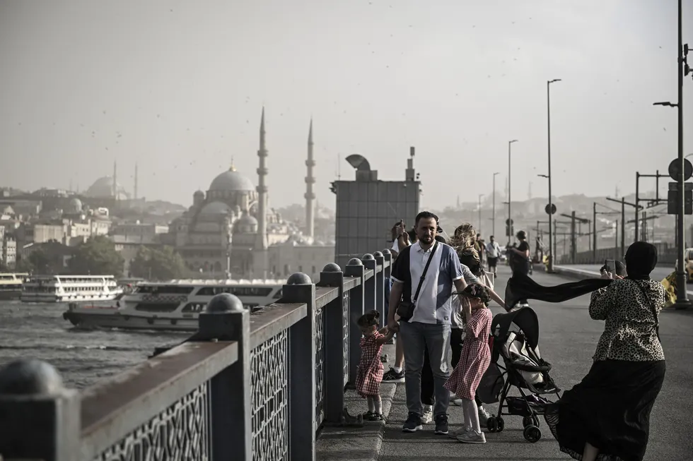 "Kırmızı" yağış kütlesi Türkiye'ye giriş yaptı: İstanbul’da kara bulutlar gökyüzünü kapladı! Sıcaklıklar birden düşecek - 5