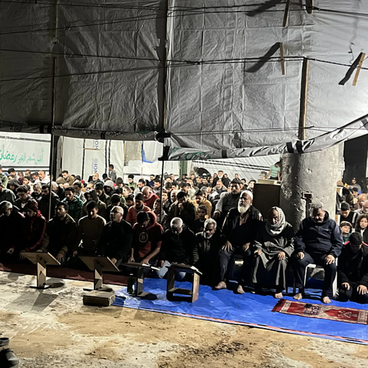 Gazze'de bombaların gölgesinde ilk teravih! Filistin halkı açık alanda namazlarını eda etti