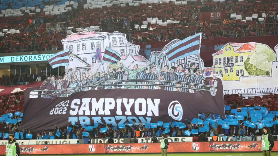 Trabzonspor'dan Beşiktaş derbisinde şampiyonluk koreografisi