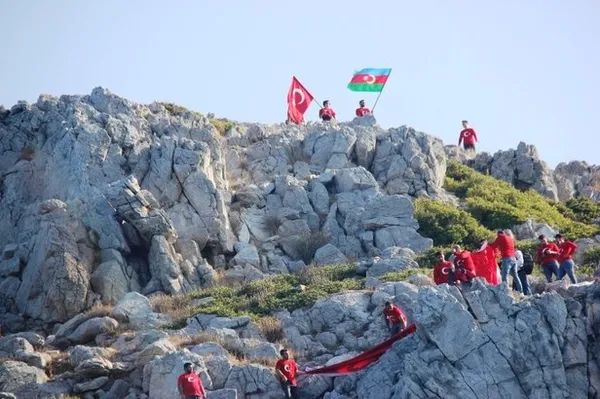 Yunanistan’ın gözünün önünde dalgalandı! Adaya dev Türk bayrağı