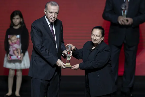 baskan-recep-tayyip-erdogandan-bestepede-duzenlenen-odul-toreninde-son-dakika-aciklamalari-1641931703759.jpg Başkan Recep Tayyip Erdoğan'dan Beştepe'de düzenlenen ödül töreninde son dakika açıklamaları - 7