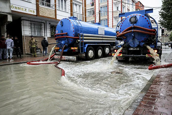 istanbuldaki-sel-olayi-ibb-baskani-ekrem-imamoglunu-fox-tv-de-topa-tuttu-1657484472754.jpg