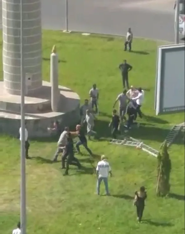 diyarbakirda-kaza-sonrasi-kavga-ekipler-guclukle-ayirdi-1665144981545.jpg Diyarbakır'da kaza sonrası kavga! Ekipler güçlükle ayırdı - 1