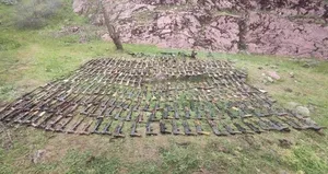 Komandolar PKK’ya ait silahları ele geçirdi