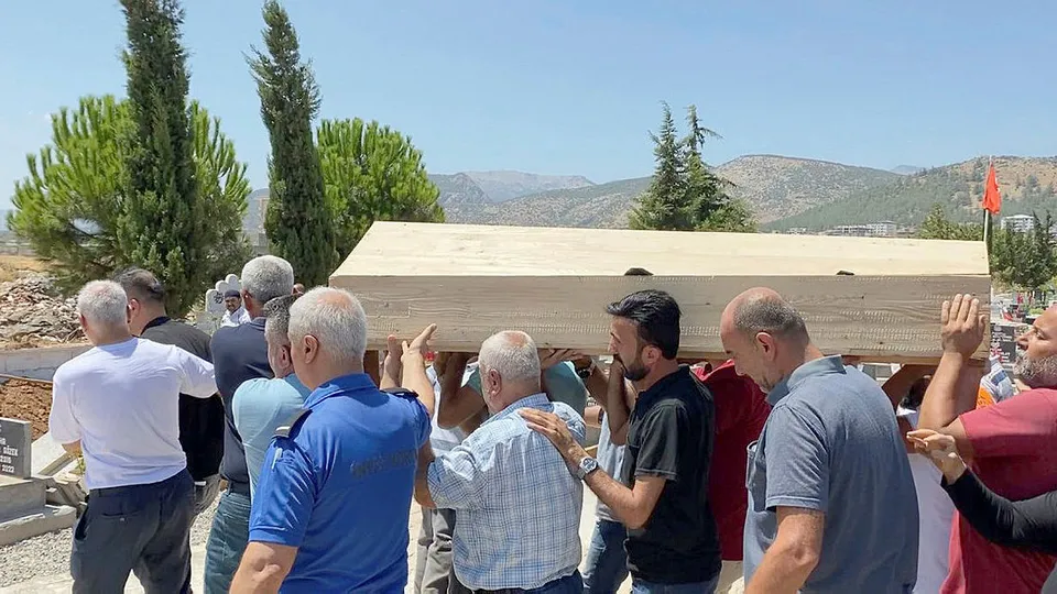 Gaziantep'ten Adana'ya uzanan deprem acısı! 14 yaşındaki çocuğun cenazesi komşu ilden çıktı