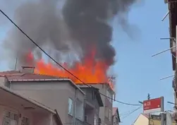 Pendik’te 5 katlı binanın çatısı alev aldı