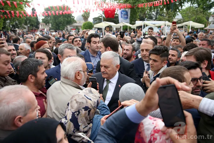 Eyüp'te cuma namazını kılan Binali Yıldırım'a yoğun ilgi