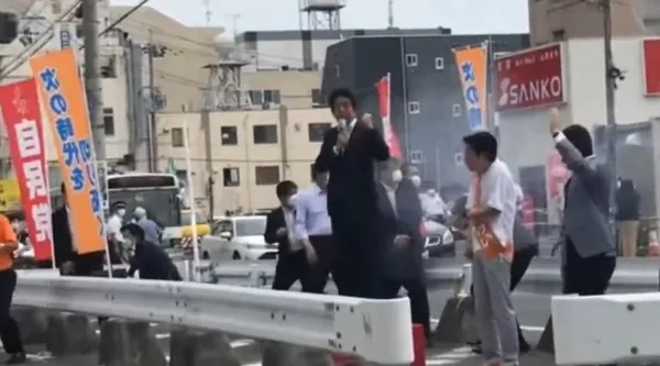 Eski Japonya Başbakanı Shinzo Abe uğradığı suikast sonucu hayatını kaybetti! Saldırganın silahı şaşkına çevirdi - 7