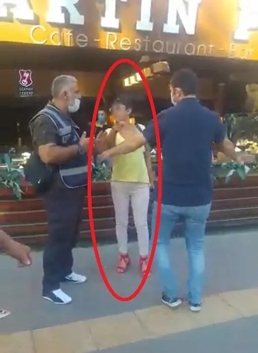 maske-takmamak-icin-polise-direndi-kadina-hemcinsinden-gorulmemis-tepki-1599819540737.jpg Bursa'da maske takmamak polise direnen kadın tavırlarıyla çileden çıkardı - 3